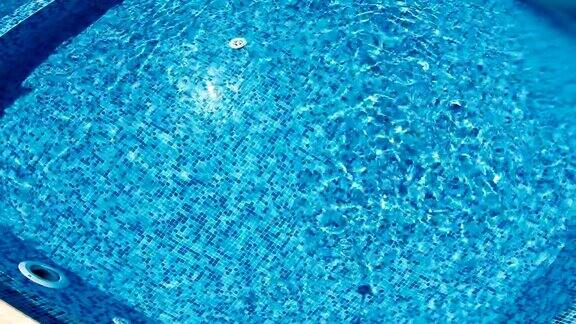 鸟瞰图的表面的游泳池
