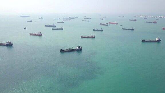 海上货船和油轮鸟瞰图新加坡