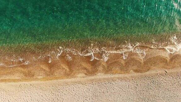 天线:海滩上泡沫状的波浪