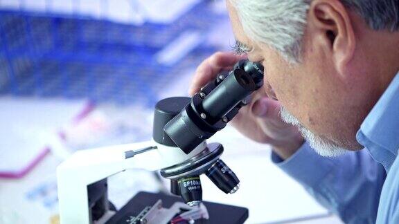 近距离观察高级实验室科学家的显微镜资深亚洲人