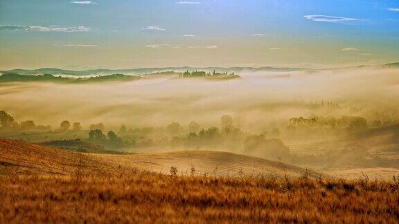 时间流逝的雾在阳光下移动日出时田园诗般的起伏景观
