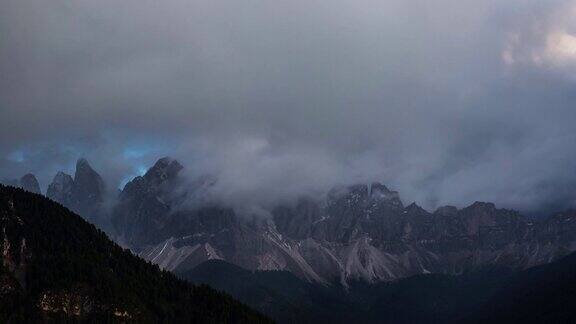 日落在瓦尔迪富内斯白云石阿尔卑斯山意大利