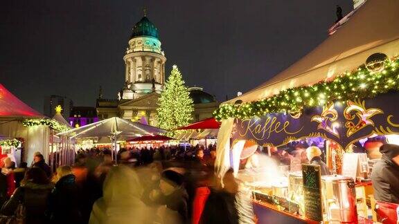 柏林宪兵队的圣诞市场上挤满了人