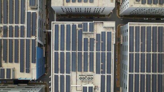 太阳能发电厂俯瞰工厂的屋顶