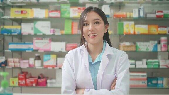 亚洲女药剂师穿着实验服在现代药房药房的肖像