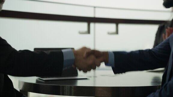 握手谈生意商务人士握手表明成功的合同协议在秘书商务官身旁与喜悦的城市背景拍手