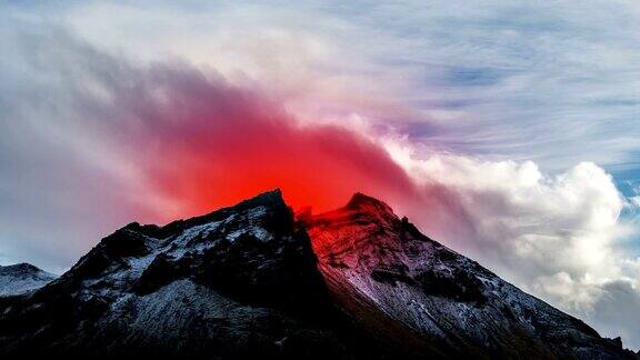 火山喷发岩浆在里面发光