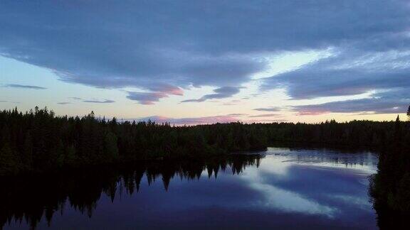 空中自然景观在日落时飞过河流