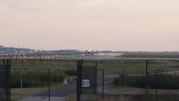 客机在日落时分降落在巴塞罗那机场