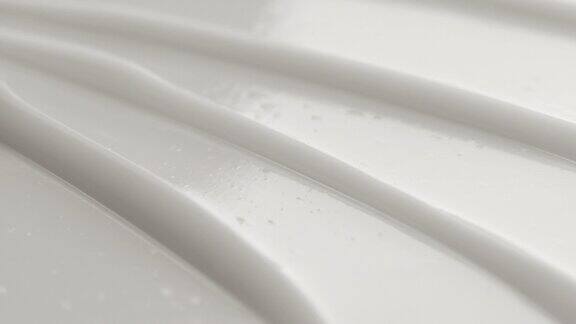 白色抗皱面霜的皱纹纹理与反光