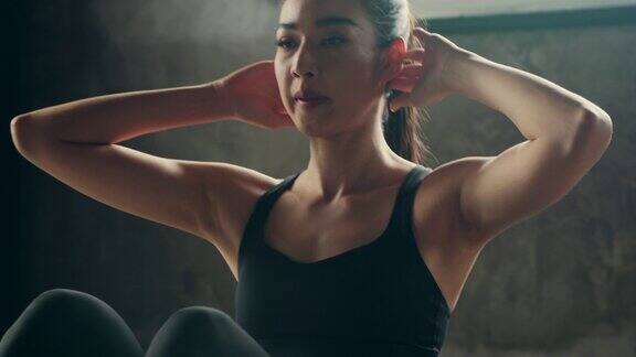 亚洲运动女性在个人健身房锻炼