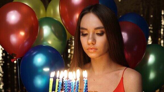悲伤的女人在生日派对上拿着蜡烛蛋糕