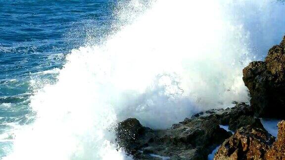 巨浪冲击着多岩石的海岸