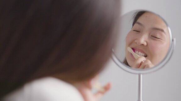一个年轻女人刷牙的中景