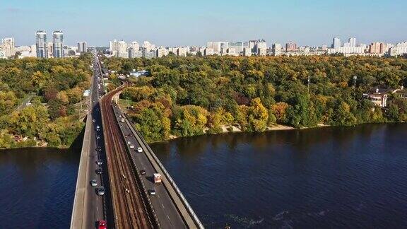 第聂伯河和地铁大桥的鸟瞰图