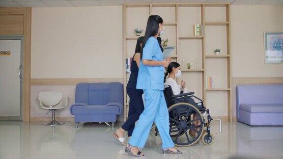 一群医护人员和病人走在医院走廊上