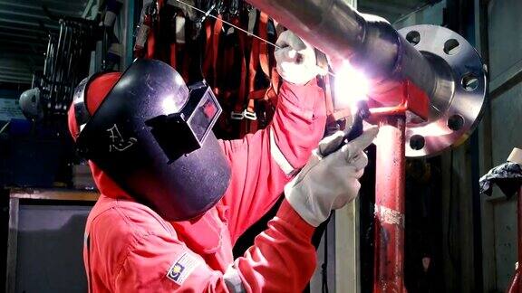 金属工业中钨极气体保护焊(GTAW)的焊工