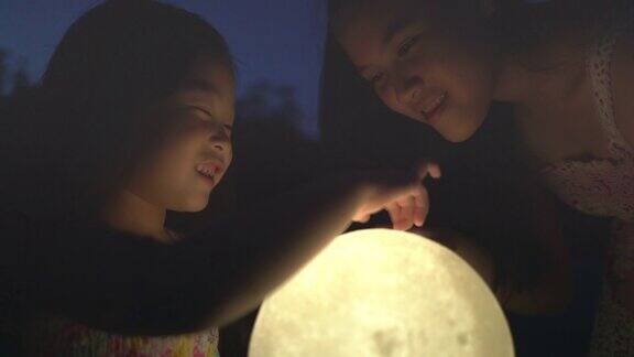 孩子们在晚上抱着月亮