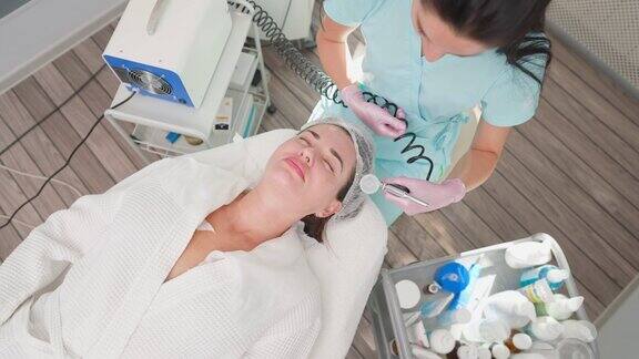 女美容师为女性客户做面部皮肤焕新手术