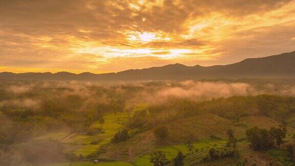 太阳照在山谷上方的雾气上