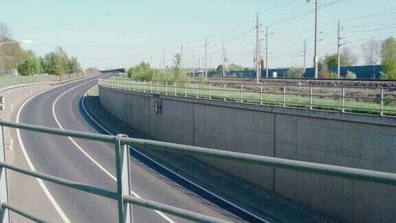 公路和铁路交通的时间流逝