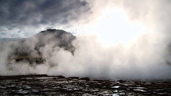 智利ElTatio间歇泉山谷的温泉产生热蒸汽
