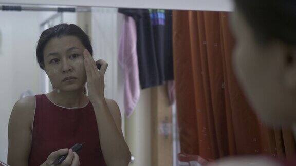 亚洲女性化妆前在脸上敷粉底