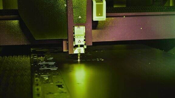 高精度数控激光切割金属板材在工业工厂中闪耀