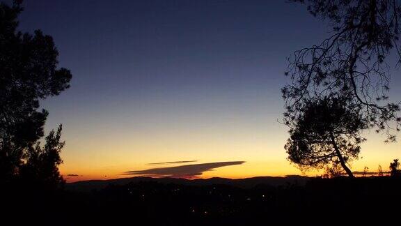 黎明时分的科尔塞拉山脉