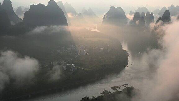 丽江和山峰上壮丽的日出-黎明