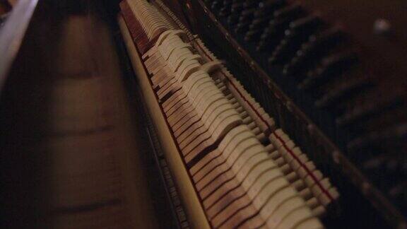 在一架老式立式钢琴里