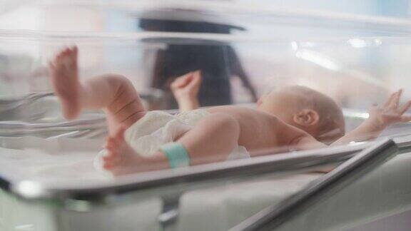 可爱的小婴儿躺在医院的小床上