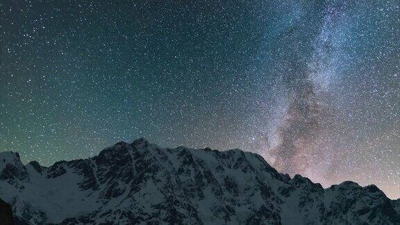 美丽的冬夜景观星空下白雪覆盖的群山与银河的时间流逝格鲁吉亚Svaneti