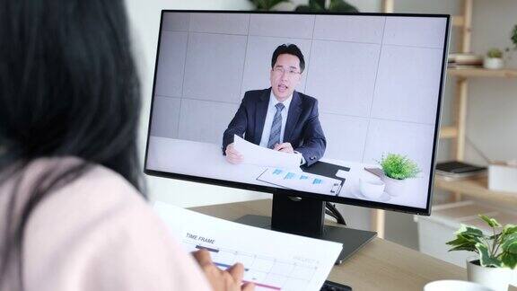 亚洲商人在视频会议上谈论销售报告亚洲女性和团队使用电脑进行视频电话在线会议在家工作
