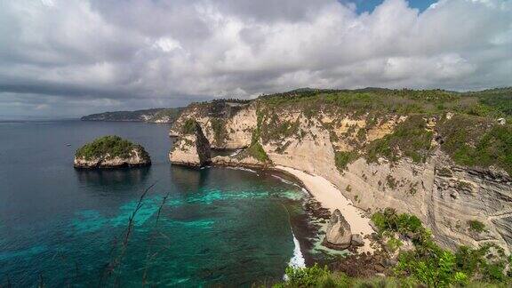 巴厘岛努沙佩尼达岛印度尼西亚美丽的自然钻石阿图海滩悬崖时间流逝