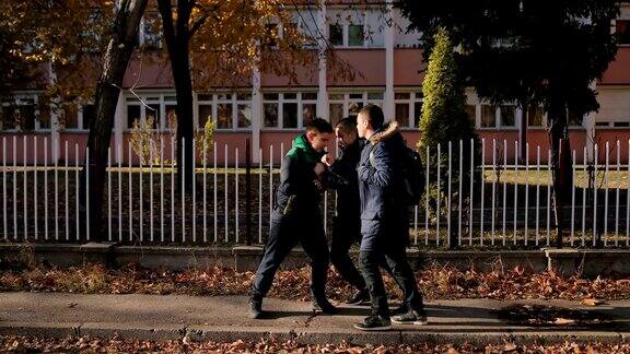 去学校的路上两个愤怒的少年