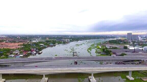 空中火车和交通大桥横跨河流