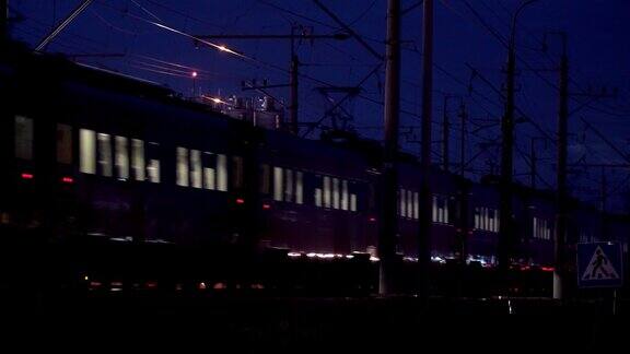 电气化火车晚上在车站