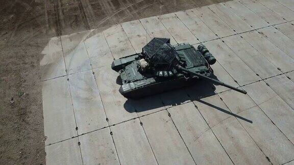鸟瞰图-重型坦克在军事演习中