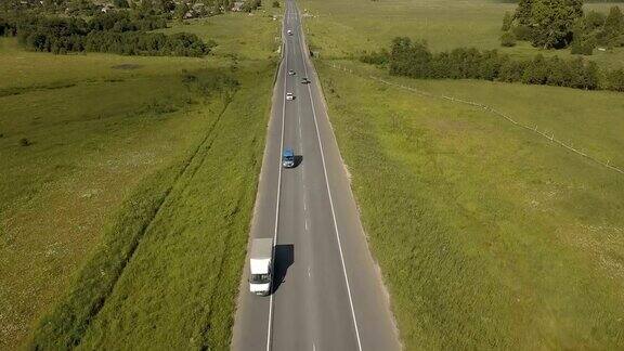 公路交通在山谷中航拍高速公路与交通车辆在一个山谷与绿色草地和树木在自然界