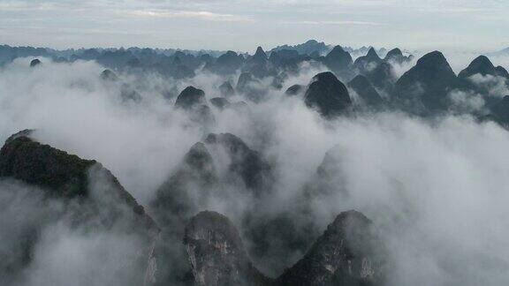 喀斯特山脉鸟瞰图云景优美位于中国广西桂林市阳朔县兴平古镇附近