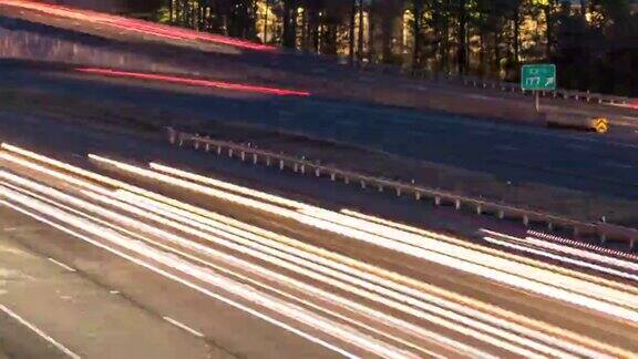 高速公路上有车尾的亮光