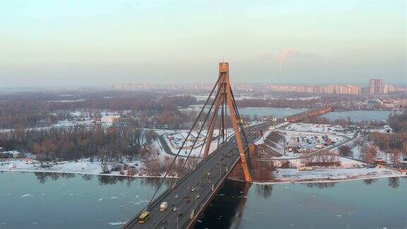 鸟瞰图北桥和第聂伯河的城市基辅在冬季日落乌克兰