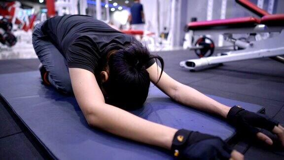 女性在健身房做瑜伽伸展运动