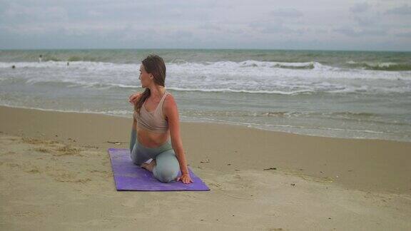 运动女性瑜伽姿势练习瑜伽冥想