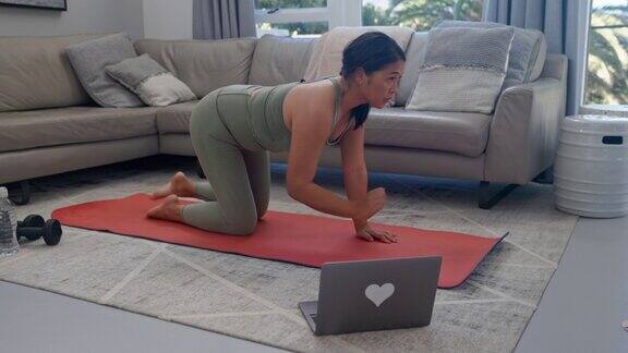 协调健康:在线瑜伽融合在舒适的家里