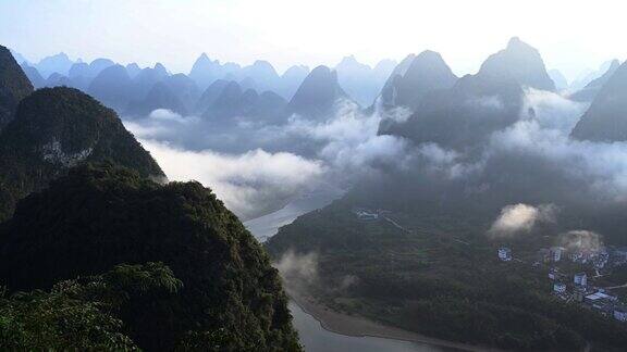 丽江和山峰上壮丽的日出-黎明