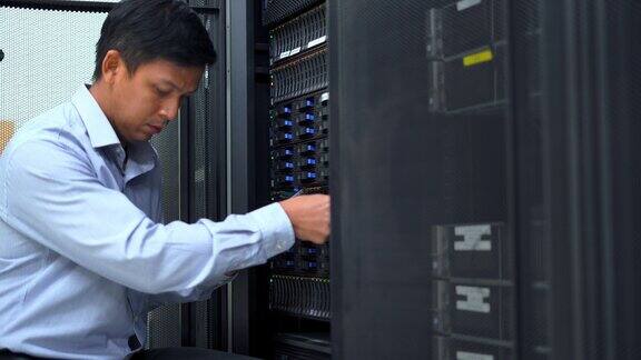 系统管理员使用平板电脑检查数据中心的服务器和设备