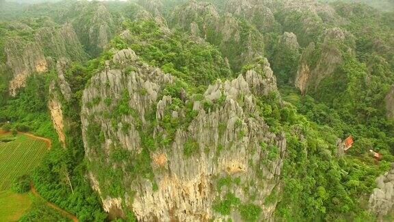 泰国NoenMaprang的石灰岩山鸟瞰图