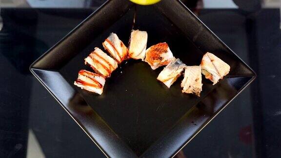 寿司卷把寿司放在一个黑色的盘子里